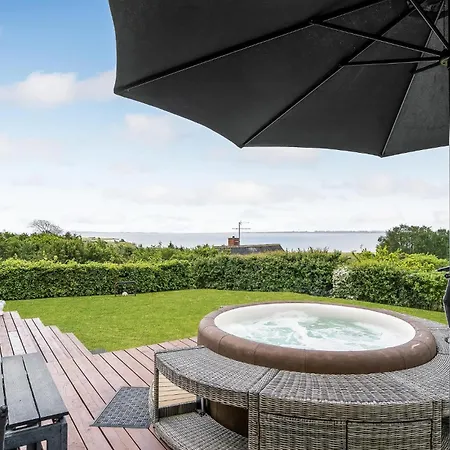Beautiful In With Jacuzzi Semesterbostad
